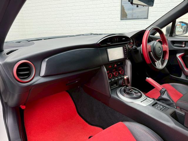 ８６ ＧＴリミテッド　６ＡＴ（６速オートマチック）　社外１８インチアルミホイール　社外エアロ　社外ヘッドライト　社外テールレンズ　社外マフラー　内装レッド　スマートキー　プッシュボタンスタート　シートヒーター　オートライト（39枚目）