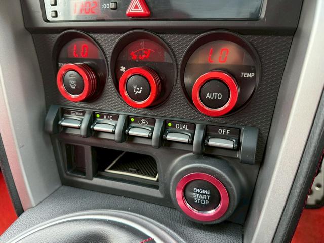 ８６ ＧＴリミテッド　６ＡＴ（６速オートマチック）　社外１８インチアルミホイール　社外エアロ　社外ヘッドライト　社外テールレンズ　社外マフラー　内装レッド　スマートキー　プッシュボタンスタート　シートヒーター　オートライト（46枚目）