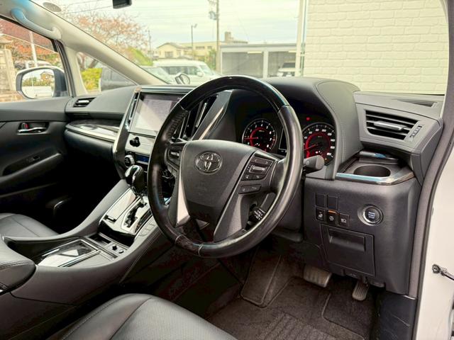 アルファード ２．５Ｓ　Ｃパッケージ　モデリスタエアロ（Ｆ／Ｓ／Ｒ）シグネチャーイルミ　サンルーフ　後席モニター　ＣＤ／ＤＶＤ　ＥＴＣ２．０　デジタルインナーミラー　前後ドラレコ　３眼ＬＥＤヘッドライト　両側電動スライドドア　スペアタイヤ（35枚目）
