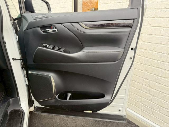 アルファード ２．５Ｓ　Ｃパッケージ　モデリスタエアロ（Ｆ／Ｓ／Ｒ）シグネチャーイルミ　サンルーフ　後席モニター　ＣＤ／ＤＶＤ　ＥＴＣ２．０　デジタルインナーミラー　前後ドラレコ　３眼ＬＥＤヘッドライト　両側電動スライドドア　スペアタイヤ（61枚目）