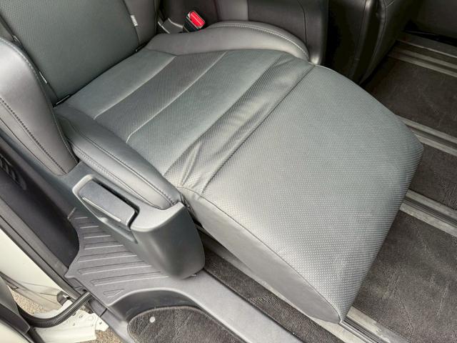 アルファード ２．５Ｓ　Ｃパッケージ　モデリスタエアロ（Ｆ／Ｓ／Ｒ）シグネチャーイルミ　サンルーフ　後席モニター　ＣＤ／ＤＶＤ　ＥＴＣ２．０　デジタルインナーミラー　前後ドラレコ　３眼ＬＥＤヘッドライト　両側電動スライドドア　スペアタイヤ（69枚目）