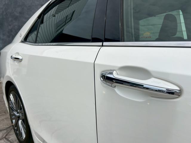 クラウンハイブリッド アスリートＧ　サンルーフ　メーカーオプション１８インチアルミ　純正ナビ　ＴＶ　バックモニター　ブラックレザーシート　プリクラッシュセーフティ　ＥＴＣ　プッシュボタンスタート　電動リアシェード　パワーシート電格ミラー（19枚目）