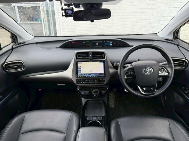 プリウス Ｓツーリングセレクション・ブラックエディション　アルパイン９インチナビ　フルセグＴＶ　バックモニター　トヨタセーフティセンス　レザーシート　シートヒーター　社外１９インチアルミホイール　４ＷＤ　クルーズコントロール　オートライト　ＥＴＣ　ド　ラレコ（2枚目）