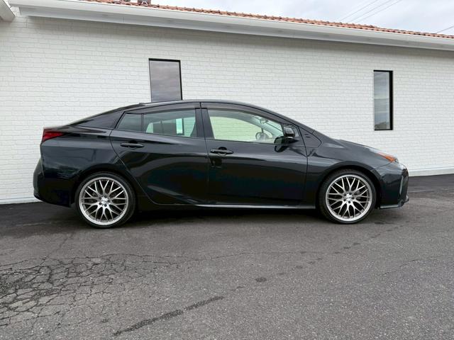 プリウス Ｓツーリングセレクション・ブラックエディション　アルパイン９インチナビ　フルセグＴＶ　バックモニター　トヨタセーフティセンス　レザーシート　シートヒーター　社外１９インチアルミホイール　４ＷＤ　クルーズコントロール　オートライト　ＥＴＣ　ド　ラレコ（20枚目）