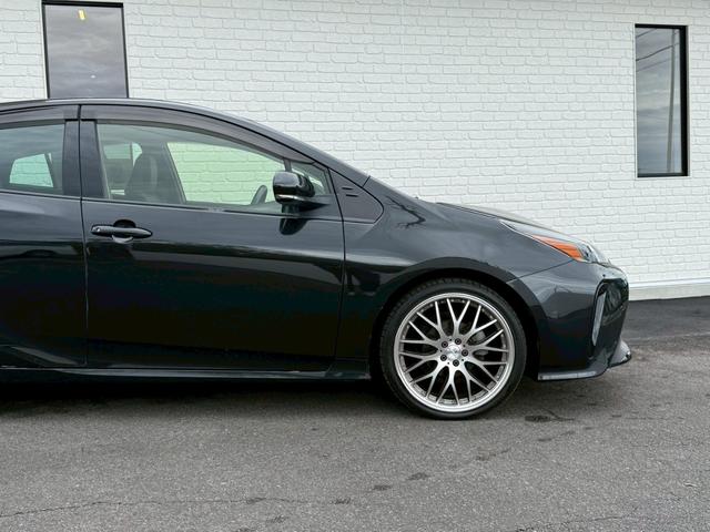 プリウス Ｓツーリングセレクション・ブラックエディション　アルパイン９インチナビ　フルセグＴＶ　バックモニター　トヨタセーフティセンス　レザーシート　シートヒーター　社外１９インチアルミホイール　４ＷＤ　クルーズコントロール　オートライト　ＥＴＣ　ド　ラレコ（21枚目）