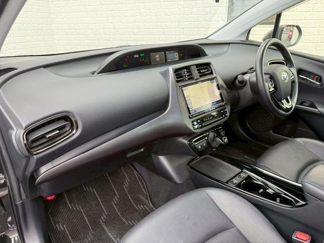 プリウス Ｓツーリングセレクション・ブラックエディション　アルパイン９インチナビ　フルセグＴＶ　バックモニター　トヨタセーフティセンス　レザーシート　シートヒーター　社外１９インチアルミホイール　４ＷＤ　クルーズコントロール　オートライト　ＥＴＣ　ド　ラレコ（40枚目）