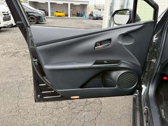 プリウス Ｓツーリングセレクション・ブラックエディション　アルパイン９インチナビ　フルセグＴＶ　バックモニター　トヨタセーフティセンス　レザーシート　シートヒーター　社外１９インチアルミホイール　４ＷＤ　クルーズコントロール　オートライト　ＥＴＣ　ド　ラレコ（64枚目）