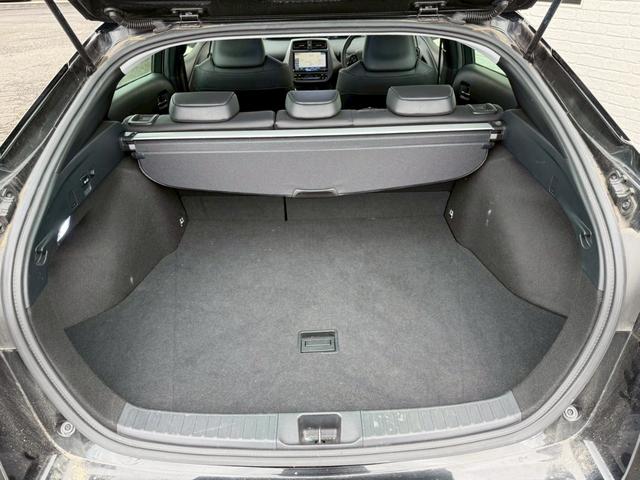 プリウス Ｓツーリングセレクション・ブラックエディション　アルパイン９インチナビ　フルセグＴＶ　バックモニター　トヨタセーフティセンス　レザーシート　シートヒーター　社外１９インチアルミホイール　４ＷＤ　クルーズコントロール　オートライト　ＥＴＣ　ド　ラレコ（78枚目）