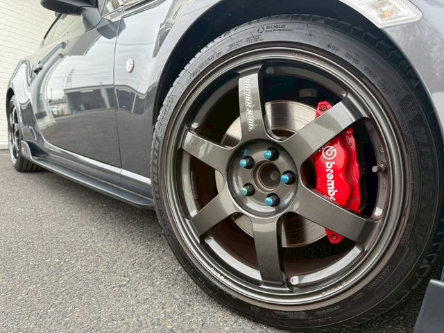 ８６ ＧＴリミテッド　ブラックパッケージ　Ｔｏｍ’ｓトムスエアロ　トムスマフラー　トムスステアリング　ＲＡＹＳ１８インチアルミホイール　ｂｒｅｍｂｏレッドブレーキキャリパー　ＢｕｄｄｙＣｌｕｂ　ＬＥＤテールランプ　ハーフレザーシート　ナビＴＶ（5枚目）