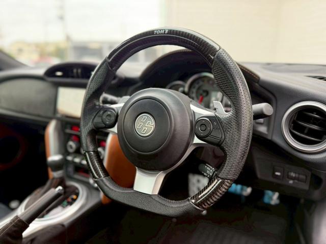 ８６ ＧＴリミテッド　ブラックパッケージ　Ｔｏｍ’ｓトムスエアロ　トムスマフラー　トムスステアリング　ＲＡＹＳ１８インチアルミホイール　ｂｒｅｍｂｏレッドブレーキキャリパー　ＢｕｄｄｙＣｌｕｂ　ＬＥＤテールランプ　ハーフレザーシート　ナビＴＶ（7枚目）