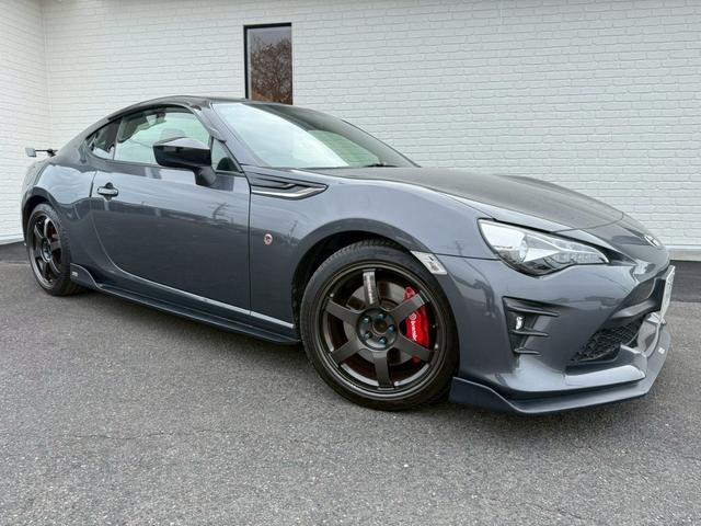 ８６ ＧＴリミテッド　ブラックパッケージ　Ｔｏｍ’ｓトムスエアロ　トムスマフラー　トムスステアリング　ＲＡＹＳ１８インチアルミホイール　ｂｒｅｍｂｏレッドブレーキキャリパー　ＢｕｄｄｙＣｌｕｂ　ＬＥＤテールランプ　ハーフレザーシート　ナビＴＶ（11枚目）