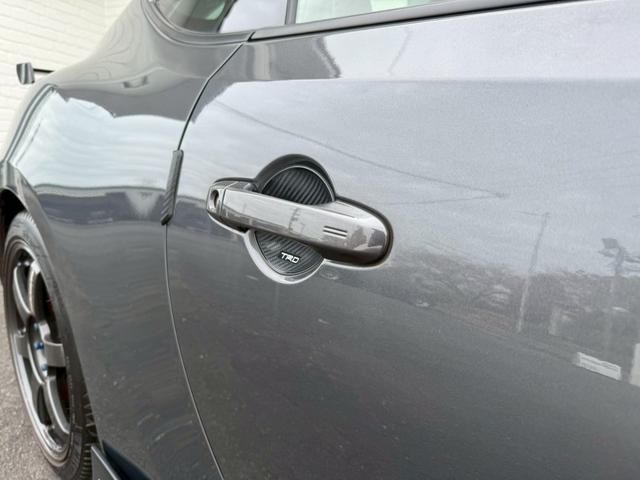 ８６ ＧＴリミテッド　ブラックパッケージ　Ｔｏｍ’ｓトムスエアロ　トムスマフラー　トムスステアリング　ＲＡＹＳ１８インチアルミホイール　ｂｒｅｍｂｏレッドブレーキキャリパー　ＢｕｄｄｙＣｌｕｂ　ＬＥＤテールランプ　ハーフレザーシート　ナビＴＶ（18枚目）