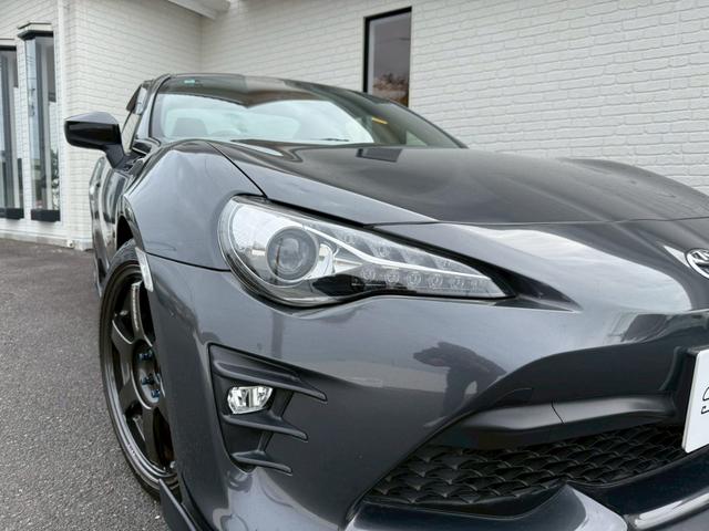 ８６ ＧＴリミテッド　ブラックパッケージ　Ｔｏｍ’ｓトムスエアロ　トムスマフラー　トムスステアリング　ＲＡＹＳ１８インチアルミホイール　ｂｒｅｍｂｏレッドブレーキキャリパー　ＢｕｄｄｙＣｌｕｂ　ＬＥＤテールランプ　ハーフレザーシート　ナビＴＶ（19枚目）