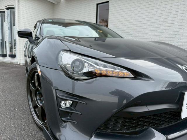 ８６ ＧＴリミテッド　ブラックパッケージ　Ｔｏｍ’ｓトムスエアロ　トムスマフラー　トムスステアリング　ＲＡＹＳ１８インチアルミホイール　ｂｒｅｍｂｏレッドブレーキキャリパー　ＢｕｄｄｙＣｌｕｂ　ＬＥＤテールランプ　ハーフレザーシート　ナビＴＶ（20枚目）