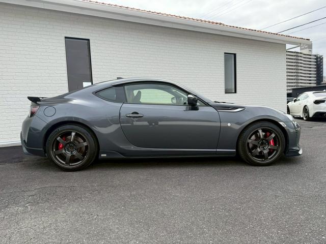 ８６ ＧＴリミテッド　ブラックパッケージ　Ｔｏｍ’ｓトムスエアロ　トムスマフラー　トムスステアリング　ＲＡＹＳ１８インチアルミホイール　ｂｒｅｍｂｏレッドブレーキキャリパー　ＢｕｄｄｙＣｌｕｂ　ＬＥＤテールランプ　ハーフレザーシート　ナビＴＶ（22枚目）