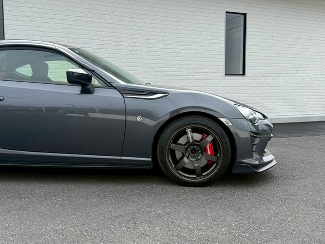 ８６ ＧＴリミテッド　ブラックパッケージ　Ｔｏｍ’ｓトムスエアロ　トムスマフラー　トムスステアリング　ＲＡＹＳ１８インチアルミホイール　ｂｒｅｍｂｏレッドブレーキキャリパー　ＢｕｄｄｙＣｌｕｂ　ＬＥＤテールランプ　ハーフレザーシート　ナビＴＶ（23枚目）