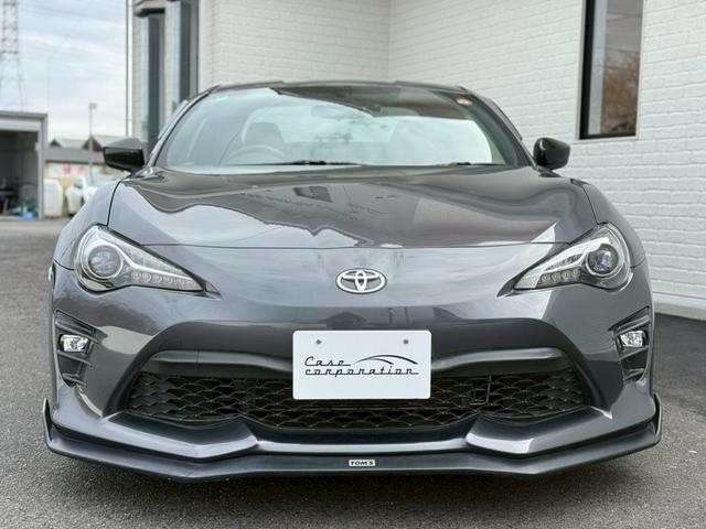 ８６ ＧＴリミテッド　ブラックパッケージ　Ｔｏｍ’ｓトムスエアロ　トムスマフラー　トムスステアリング　ＲＡＹＳ１８インチアルミホイール　ｂｒｅｍｂｏレッドブレーキキャリパー　ＢｕｄｄｙＣｌｕｂ　ＬＥＤテールランプ　ハーフレザーシート　ナビＴＶ（24枚目）