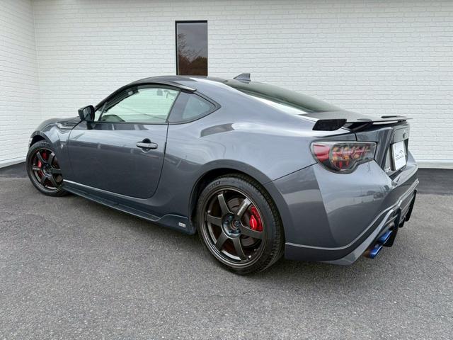 ８６ ＧＴリミテッド　ブラックパッケージ　Ｔｏｍ’ｓトムスエアロ　トムスマフラー　トムスステアリング　ＲＡＹＳ１８インチアルミホイール　ｂｒｅｍｂｏレッドブレーキキャリパー　ＢｕｄｄｙＣｌｕｂ　ＬＥＤテールランプ　ハーフレザーシート　ナビＴＶ（26枚目）
