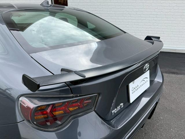 ８６ ＧＴリミテッド　ブラックパッケージ　Ｔｏｍ’ｓトムスエアロ　トムスマフラー　トムスステアリング　ＲＡＹＳ１８インチアルミホイール　ｂｒｅｍｂｏレッドブレーキキャリパー　ＢｕｄｄｙＣｌｕｂ　ＬＥＤテールランプ　ハーフレザーシート　ナビＴＶ（28枚目）