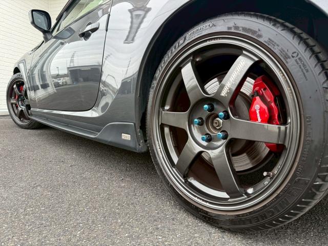 ８６ ＧＴリミテッド　ブラックパッケージ　Ｔｏｍ’ｓトムスエアロ　トムスマフラー　トムスステアリング　ＲＡＹＳ１８インチアルミホイール　ｂｒｅｍｂｏレッドブレーキキャリパー　ＢｕｄｄｙＣｌｕｂ　ＬＥＤテールランプ　ハーフレザーシート　ナビＴＶ（33枚目）