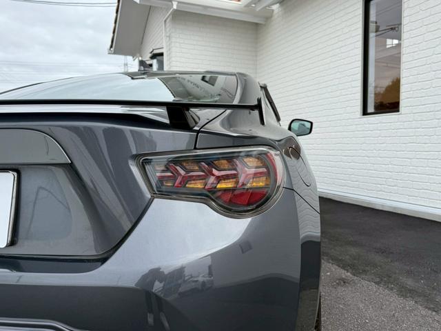 ８６ ＧＴリミテッド　ブラックパッケージ　Ｔｏｍ’ｓトムスエアロ　トムスマフラー　トムスステアリング　ＲＡＹＳ１８インチアルミホイール　ｂｒｅｍｂｏレッドブレーキキャリパー　ＢｕｄｄｙＣｌｕｂ　ＬＥＤテールランプ　ハーフレザーシート　ナビＴＶ（37枚目）