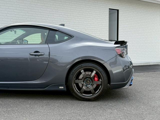 ８６ ＧＴリミテッド　ブラックパッケージ　Ｔｏｍ’ｓトムスエアロ　トムスマフラー　トムスステアリング　ＲＡＹＳ１８インチアルミホイール　ｂｒｅｍｂｏレッドブレーキキャリパー　ＢｕｄｄｙＣｌｕｂ　ＬＥＤテールランプ　ハーフレザーシート　ナビＴＶ（40枚目）