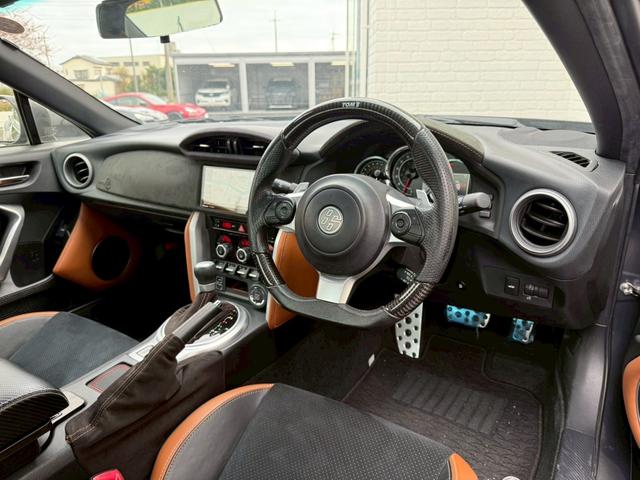 ８６ ＧＴリミテッド　ブラックパッケージ　Ｔｏｍ’ｓトムスエアロ　トムスマフラー　トムスステアリング　ＲＡＹＳ１８インチアルミホイール　ｂｒｅｍｂｏレッドブレーキキャリパー　ＢｕｄｄｙＣｌｕｂ　ＬＥＤテールランプ　ハーフレザーシート　ナビＴＶ（43枚目）