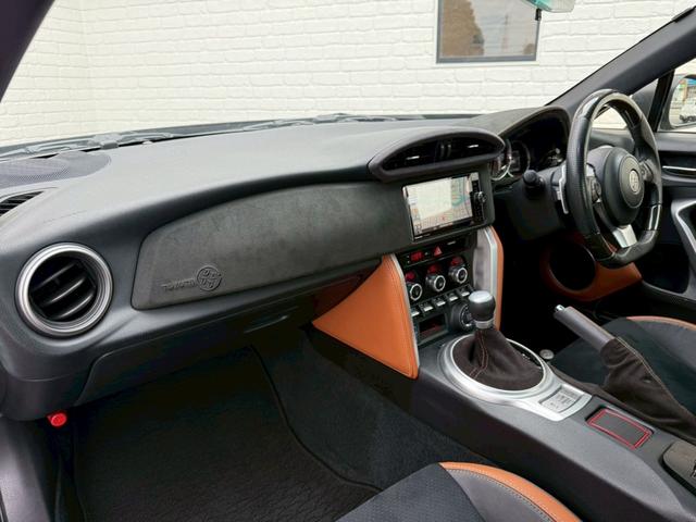 ８６ ＧＴリミテッド　ブラックパッケージ　Ｔｏｍ’ｓトムスエアロ　トムスマフラー　トムスステアリング　ＲＡＹＳ１８インチアルミホイール　ｂｒｅｍｂｏレッドブレーキキャリパー　ＢｕｄｄｙＣｌｕｂ　ＬＥＤテールランプ　ハーフレザーシート　ナビＴＶ（44枚目）