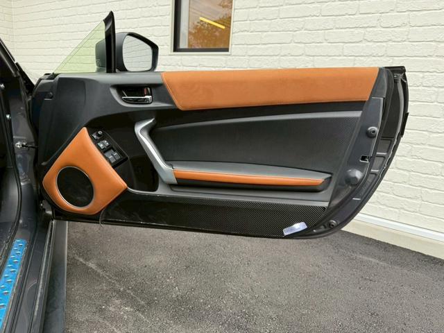 ８６ ＧＴリミテッド　ブラックパッケージ　Ｔｏｍ’ｓトムスエアロ　トムスマフラー　トムスステアリング　ＲＡＹＳ１８インチアルミホイール　ｂｒｅｍｂｏレッドブレーキキャリパー　ＢｕｄｄｙＣｌｕｂ　ＬＥＤテールランプ　ハーフレザーシート　ナビＴＶ（64枚目）