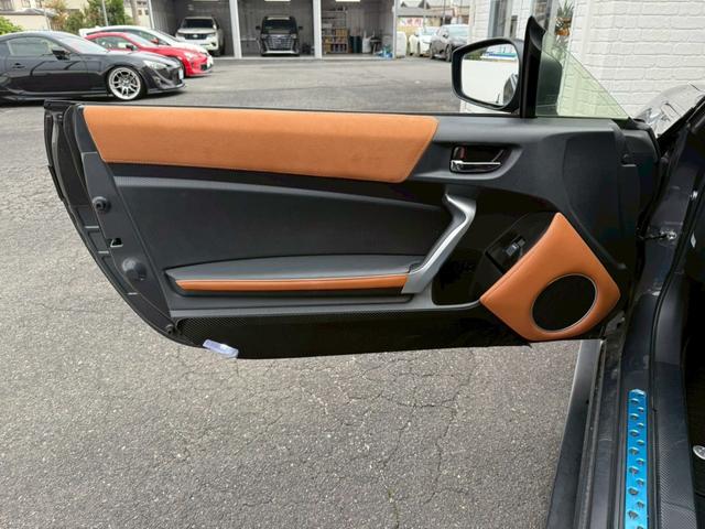 ８６ ＧＴリミテッド　ブラックパッケージ　Ｔｏｍ’ｓトムスエアロ　トムスマフラー　トムスステアリング　ＲＡＹＳ１８インチアルミホイール　ｂｒｅｍｂｏレッドブレーキキャリパー　ＢｕｄｄｙＣｌｕｂ　ＬＥＤテールランプ　ハーフレザーシート　ナビＴＶ（69枚目）