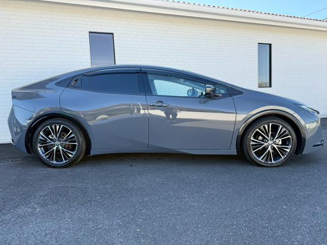 プリウス Ｚ　パノラマルーフ　デジタルインナーミラー　寒冷地仕様　ディスプレイオーディオｐｌｕｓ　パノラミックビューモニター　ステアリングヒーター　シートヒーター／クーラー　赤内装　パワーシート　　パワーバックドア（20枚目）