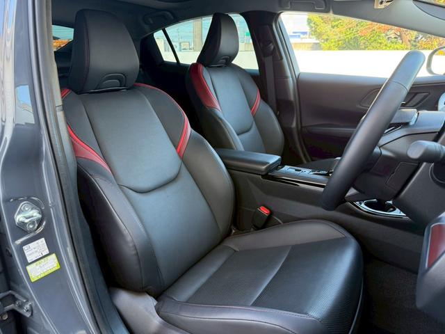 プリウス Ｚ　パノラマルーフ　デジタルインナーミラー　寒冷地仕様　ディスプレイオーディオｐｌｕｓ　パノラミックビューモニター　ステアリングヒーター　シートヒーター／クーラー　赤内装　パワーシート　　パワーバックドア（55枚目）