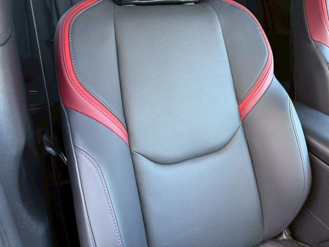 プリウス Ｚ　パノラマルーフ　デジタルインナーミラー　寒冷地仕様　ディスプレイオーディオｐｌｕｓ　パノラミックビューモニター　ステアリングヒーター　シートヒーター／クーラー　赤内装　パワーシート　　パワーバックドア（56枚目）