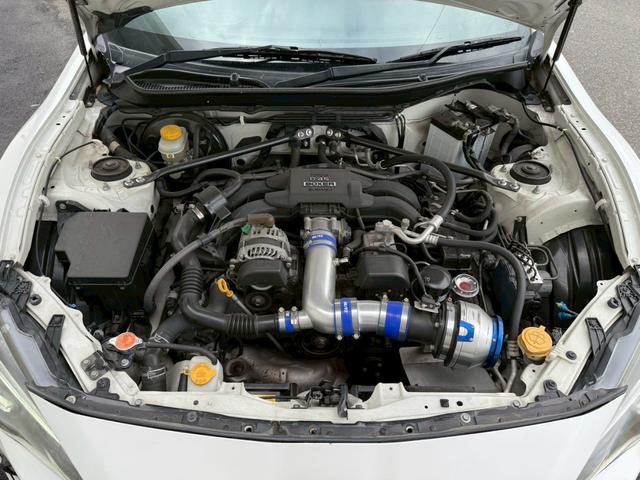 ８６ ＧＴリミテッド　６ＡＴ（６速オートマチック）　社外１８インチアルミホイール　社外エアロ　社外ヘッドライト　社外テールレンズ　社外マフラー　内装レッド　スマートキー　プッシュボタンスタート　シートヒーター　オートライト（4枚目）