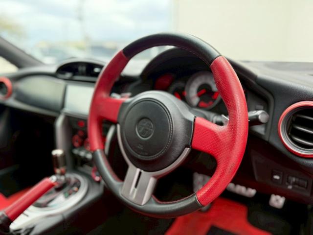 ８６ ＧＴリミテッド　６ＡＴ（６速オートマチック）　社外１８インチアルミホイール　社外エアロ　社外ヘッドライト　社外テールレンズ　社外マフラー　内装レッド　スマートキー　プッシュボタンスタート　シートヒーター　オートライト（7枚目）