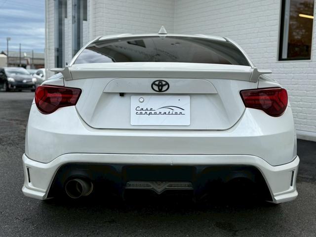 ８６ ＧＴリミテッド　６ＡＴ（６速オートマチック）　社外１８インチアルミホイール　社外エアロ　社外ヘッドライト　社外テールレンズ　社外マフラー　内装レッド　スマートキー　プッシュボタンスタート　シートヒーター　オートライト（9枚目）