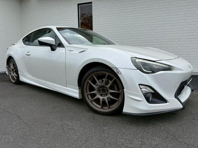 ８６ ＧＴリミテッド　６ＡＴ（６速オートマチック）　社外１８インチアルミホイール　社外エアロ　社外ヘッドライト　社外テールレンズ　社外マフラー　内装レッド　スマートキー　プッシュボタンスタート　シートヒーター　オートライト（10枚目）