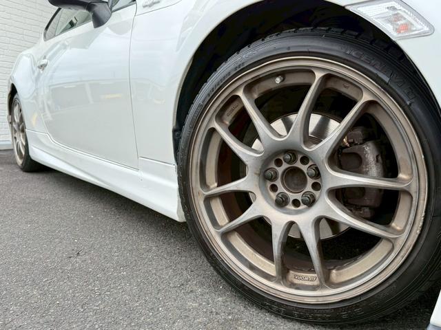 ８６ ＧＴリミテッド　６ＡＴ（６速オートマチック）　社外１８インチアルミホイール　社外エアロ　社外ヘッドライト　社外テールレンズ　社外マフラー　内装レッド　スマートキー　プッシュボタンスタート　シートヒーター　オートライト（14枚目）