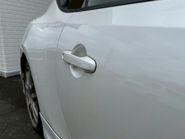 ８６ ＧＴリミテッド　６ＡＴ（６速オートマチック）　社外１８インチアルミホイール　社外エアロ　社外ヘッドライト　社外テールレンズ　社外マフラー　内装レッド　スマートキー　プッシュボタンスタート　シートヒーター　オートライト（16枚目）