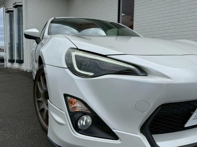 ８６ ＧＴリミテッド　６ＡＴ（６速オートマチック）　社外１８インチアルミホイール　社外エアロ　社外ヘッドライト　社外テールレンズ　社外マフラー　内装レッド　スマートキー　プッシュボタンスタート　シートヒーター　オートライト（17枚目）