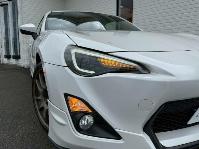 ８６ ＧＴリミテッド　６ＡＴ（６速オートマチック）　社外１８インチアルミホイール　社外エアロ　社外ヘッドライト　社外テールレンズ　社外マフラー　内装レッド　スマートキー　プッシュボタンスタート　シートヒーター　オートライト（18枚目）