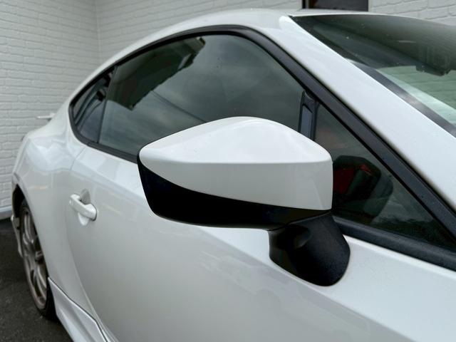 ８６ ＧＴリミテッド　６ＡＴ（６速オートマチック）　社外１８インチアルミホイール　社外エアロ　社外ヘッドライト　社外テールレンズ　社外マフラー　内装レッド　スマートキー　プッシュボタンスタート　シートヒーター　オートライト（19枚目）