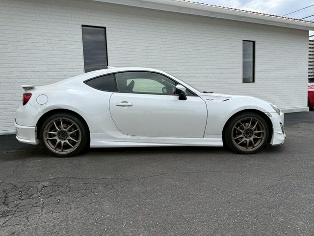 ８６ ＧＴリミテッド　６ＡＴ（６速オートマチック）　社外１８インチアルミホイール　社外エアロ　社外ヘッドライト　社外テールレンズ　社外マフラー　内装レッド　スマートキー　プッシュボタンスタート　シートヒーター　オートライト（20枚目）