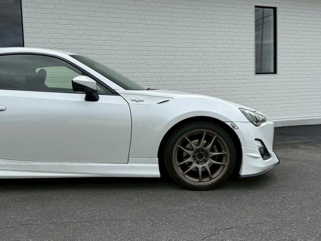 ８６ ＧＴリミテッド　６ＡＴ（６速オートマチック）　社外１８インチアルミホイール　社外エアロ　社外ヘッドライト　社外テールレンズ　社外マフラー　内装レッド　スマートキー　プッシュボタンスタート　シートヒーター　オートライト（21枚目）