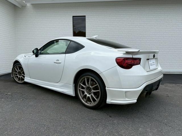 ８６ ＧＴリミテッド　６ＡＴ（６速オートマチック）　社外１８インチアルミホイール　社外エアロ　社外ヘッドライト　社外テールレンズ　社外マフラー　内装レッド　スマートキー　プッシュボタンスタート　シートヒーター　オートライト（24枚目）