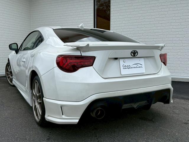 ８６ ＧＴリミテッド　６ＡＴ（６速オートマチック）　社外１８インチアルミホイール　社外エアロ　社外ヘッドライト　社外テールレンズ　社外マフラー　内装レッド　スマートキー　プッシュボタンスタート　シートヒーター　オートライト（25枚目）