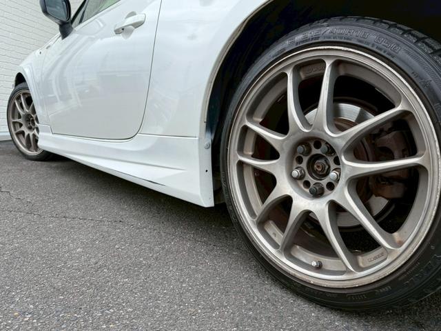 ８６ ＧＴリミテッド　６ＡＴ（６速オートマチック）　社外１８インチアルミホイール　社外エアロ　社外ヘッドライト　社外テールレンズ　社外マフラー　内装レッド　スマートキー　プッシュボタンスタート　シートヒーター　オートライト（29枚目）