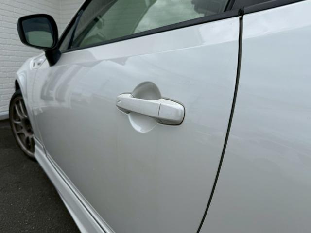 ８６ ＧＴリミテッド　６ＡＴ（６速オートマチック）　社外１８インチアルミホイール　社外エアロ　社外ヘッドライト　社外テールレンズ　社外マフラー　内装レッド　スマートキー　プッシュボタンスタート　シートヒーター　オートライト（31枚目）