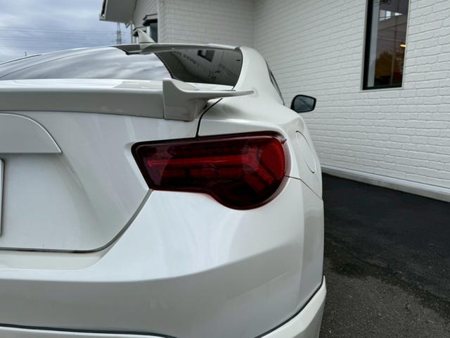 ８６ ＧＴリミテッド　６ＡＴ（６速オートマチック）　社外１８インチアルミホイール　社外エアロ　社外ヘッドライト　社外テールレンズ　社外マフラー　内装レッド　スマートキー　プッシュボタンスタート　シートヒーター　オートライト（32枚目）