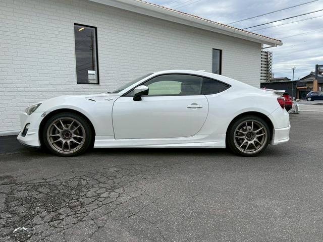 ８６ ＧＴリミテッド　６ＡＴ（６速オートマチック）　社外１８インチアルミホイール　社外エアロ　社外ヘッドライト　社外テールレンズ　社外マフラー　内装レッド　スマートキー　プッシュボタンスタート　シートヒーター　オートライト（34枚目）